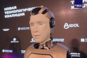 俄罗斯首款国产人形机器人 Aidol 亮相，“走秀”中意外摔倒