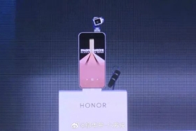 荣耀Robot Phone亮相巴展，人形机器人同台“热舞”，震惊世界